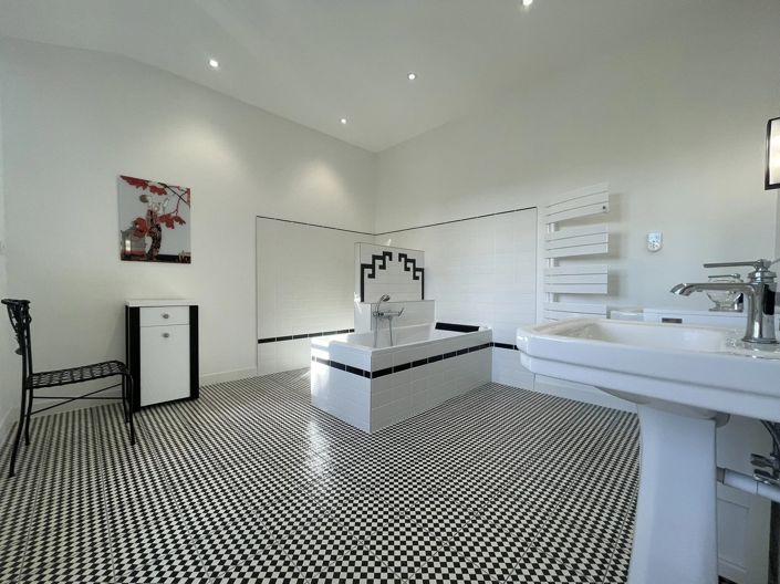 Image No.8-5 Bed House for sale