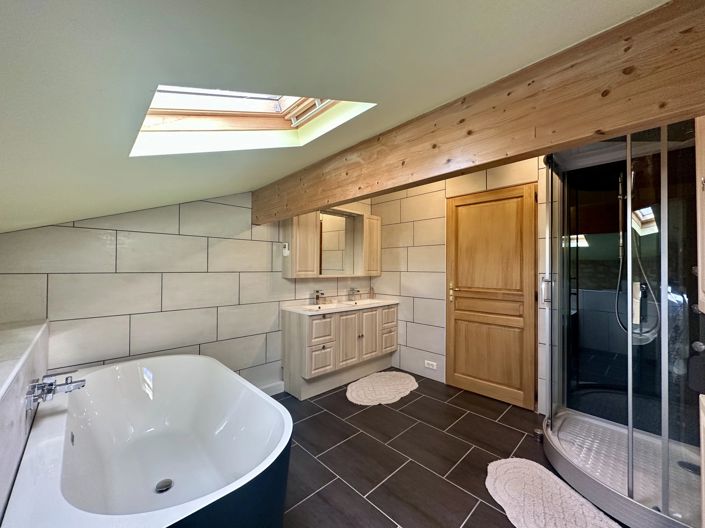 Image No.10-8 Bed House for sale