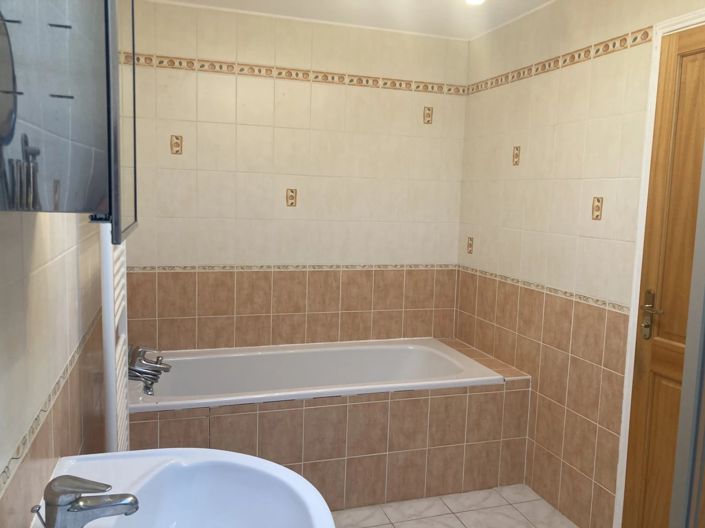 Image No.10-3 Bed House for sale