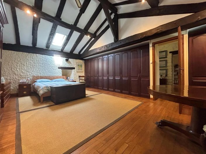 Image No.5-8 Bed House for sale