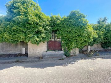 1 - Correns, Property