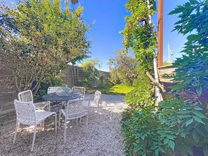 Image No.8-6 Bed House for sale