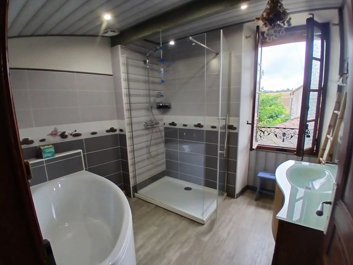 Image No.8-5 Bed House for sale