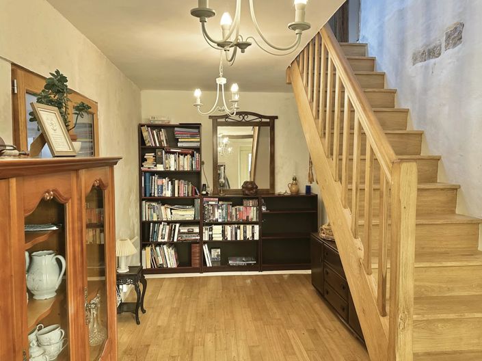 Image No.8-5 Bed House for sale