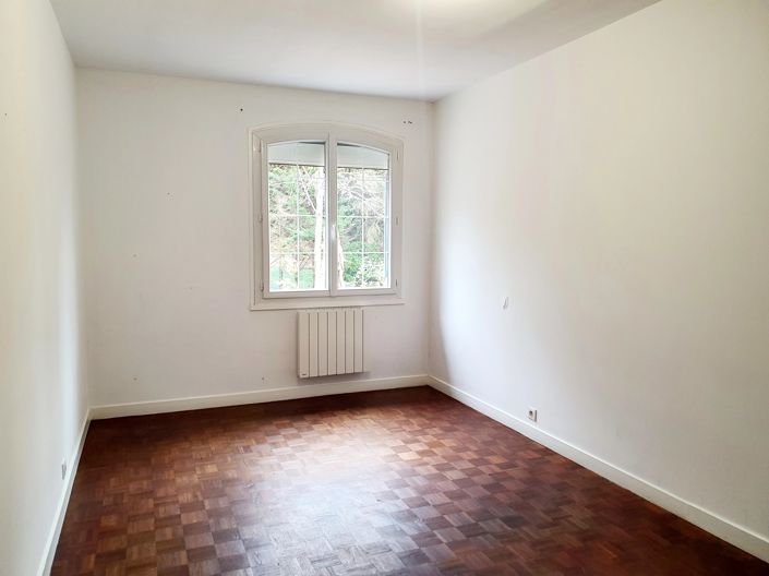 Image No.10-3 Bed House for sale