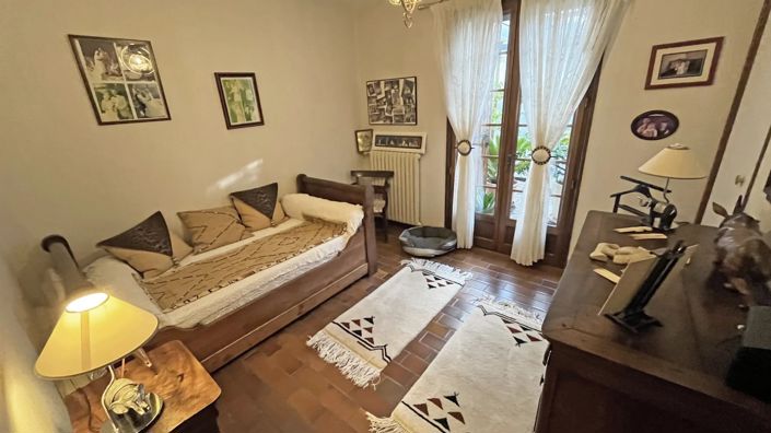 Image No.8-5 Bed House for sale