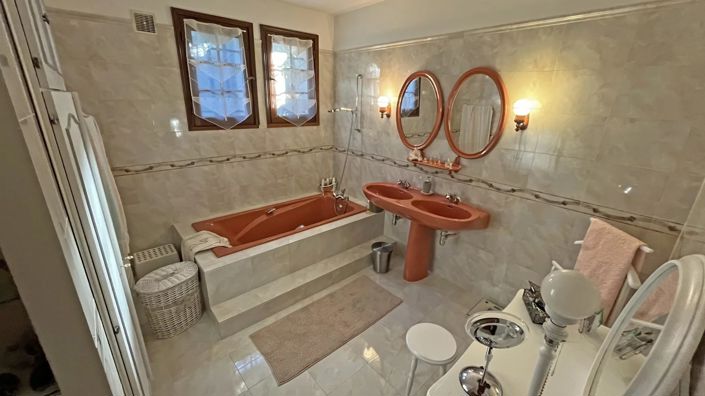 Image No.9-5 Bed House for sale