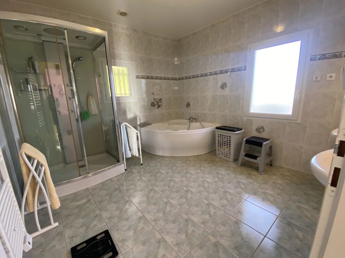 Image No.11-3 Bed House for sale