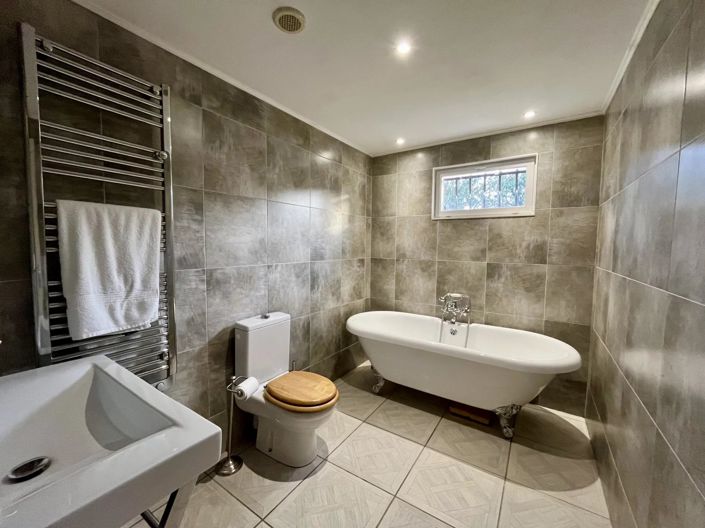 Image No.7-8 Bed House for sale