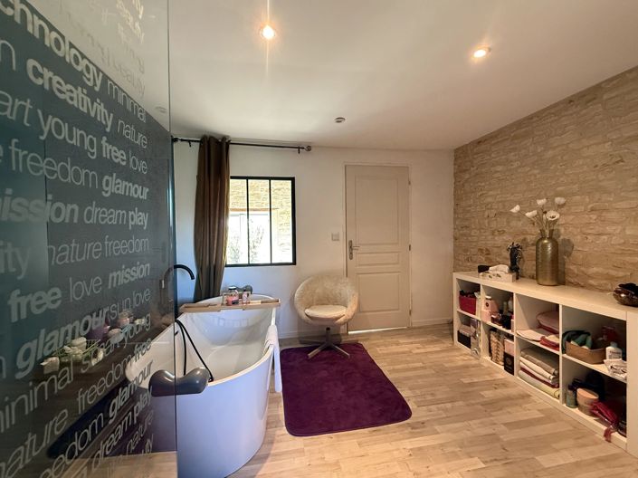 Image No.8-5 Bed House for sale