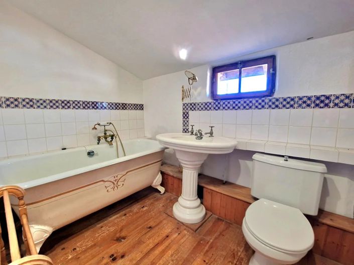 Image No.11-8 Bed Farmhouse for sale