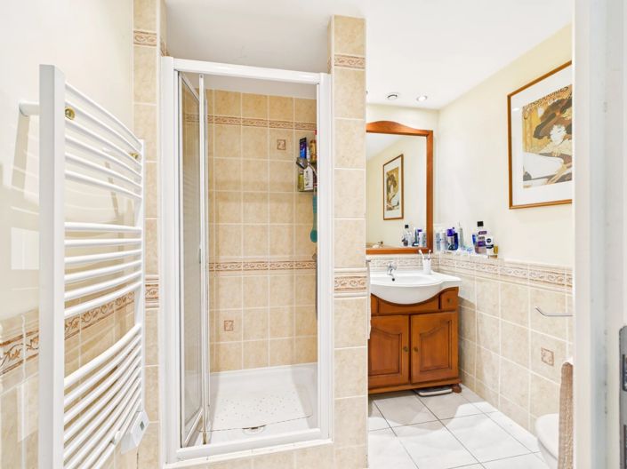 Image No.9-8 Bed House for sale