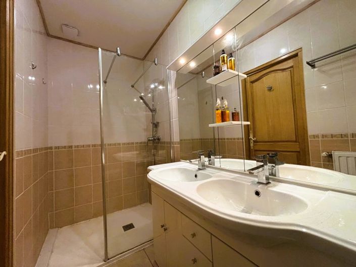 Image No.6-5 Bed House for sale