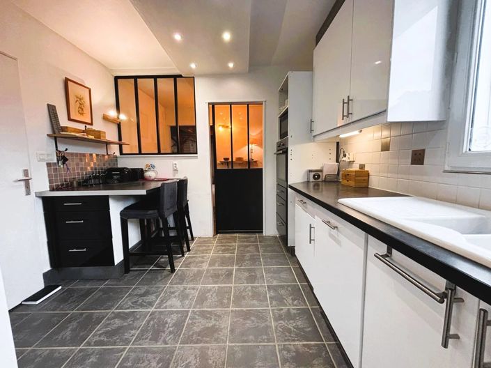 Image No.9-5 Bed House for sale