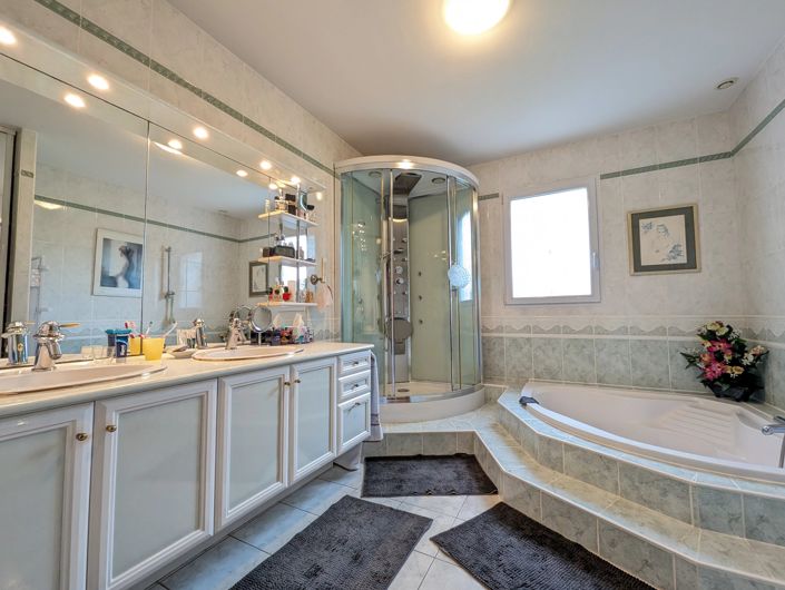 Image No.11-5 Bed House for sale