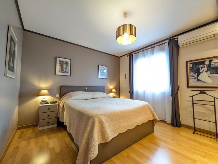 Image No.7-5 Bed House for sale