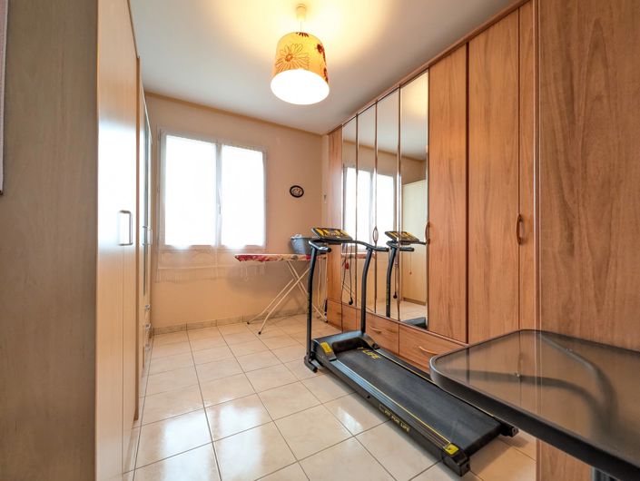 Image No.8-5 Bed House for sale