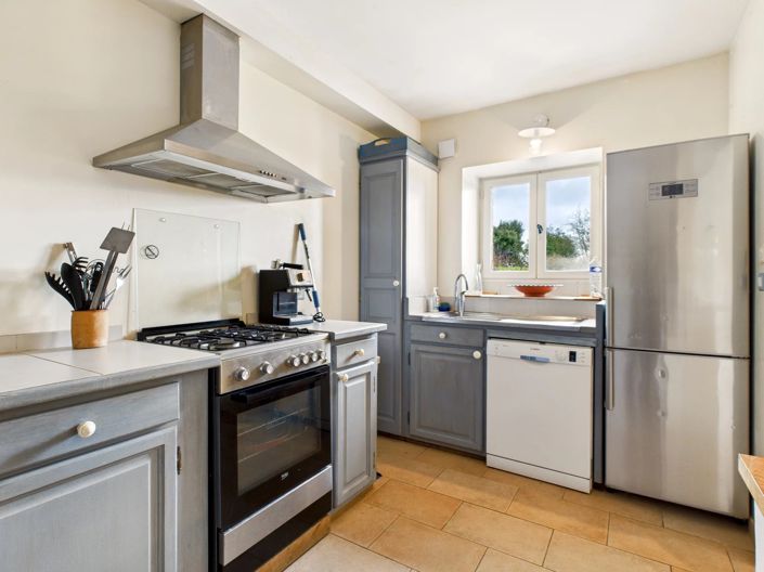 Image No.8-10 Bed House for sale