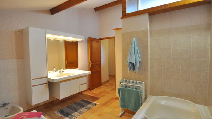 Image No.10-5 Bed House for sale