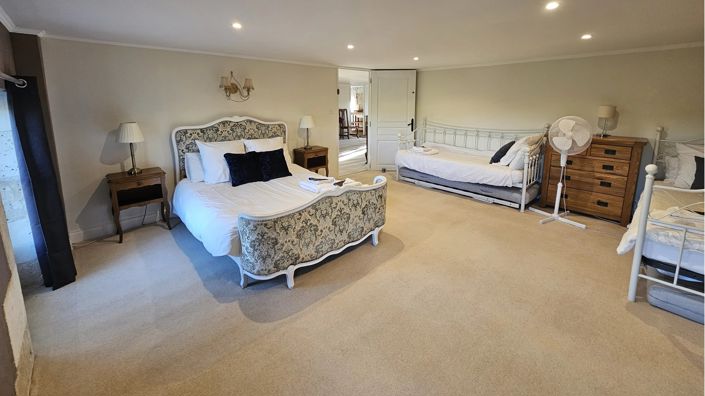 Image No.8-12 Bed House for sale