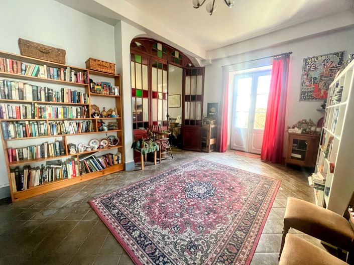 Image No.5-10 Bed House for sale