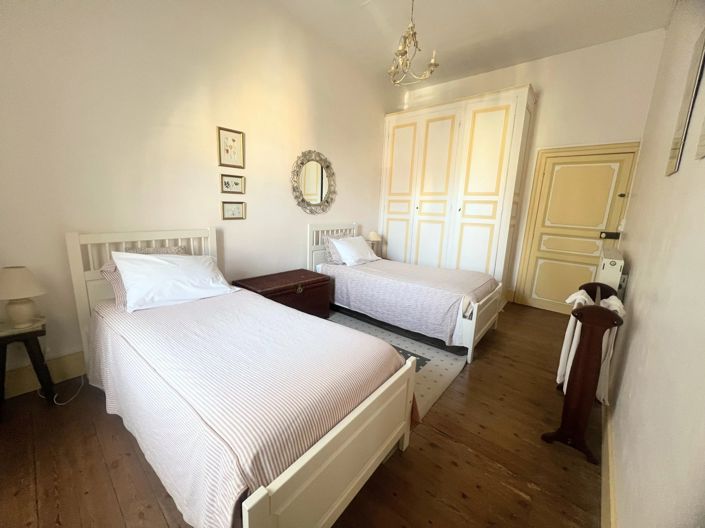 Image No.7-10 Bed House for sale