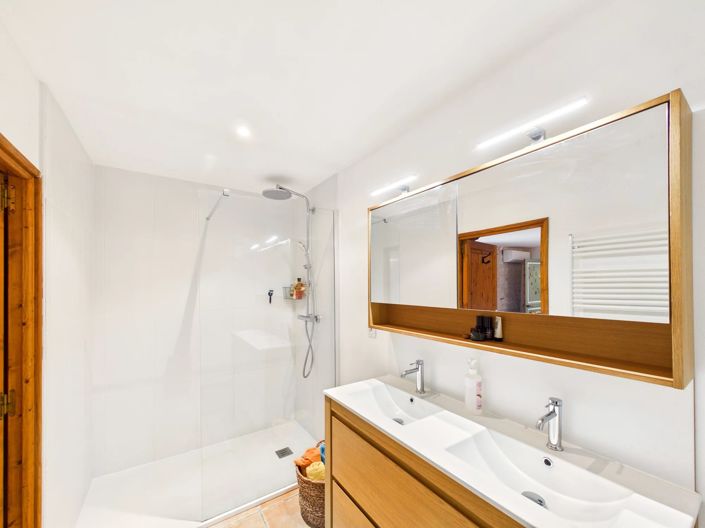 Image No.11-3 Bed House for sale