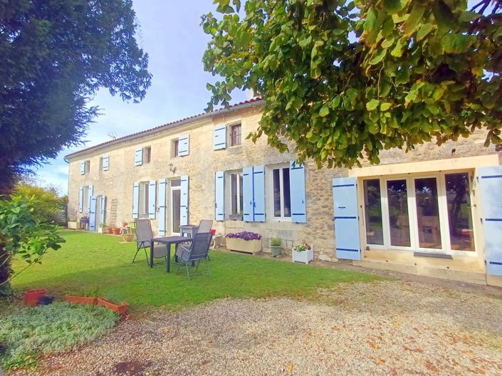 Saint-Ciers-du-Taillon, Village House