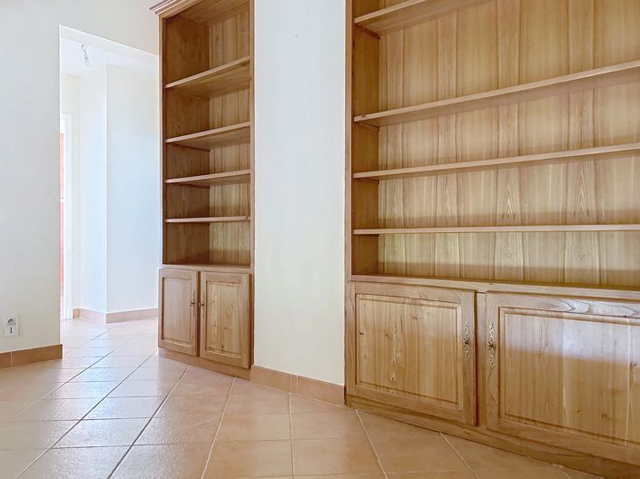 Image No.8-6 Bed House for sale