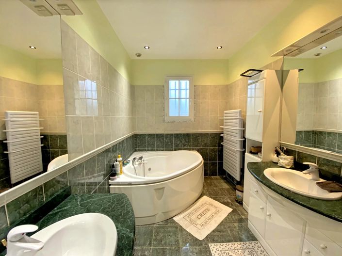 Image No.6-4 Bed House for sale