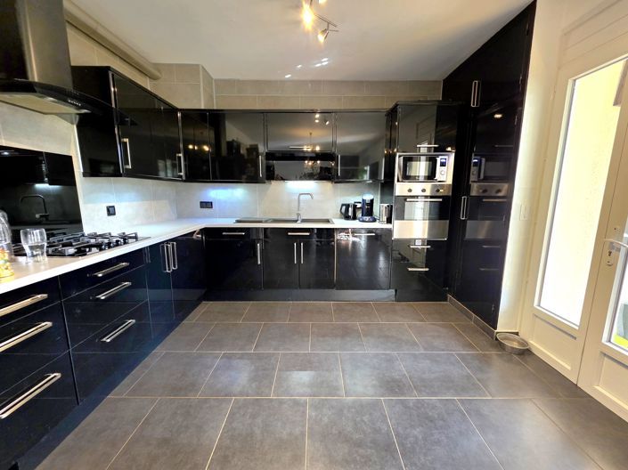 Image No.2-5 Bed House for sale