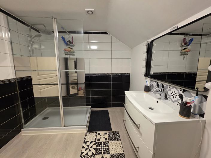 Image No.8-5 Bed House for sale