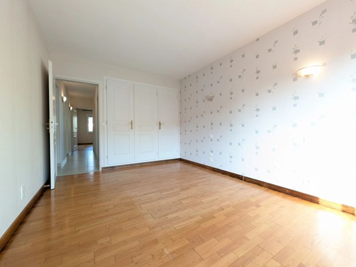 Image No.10-3 Bed House for sale