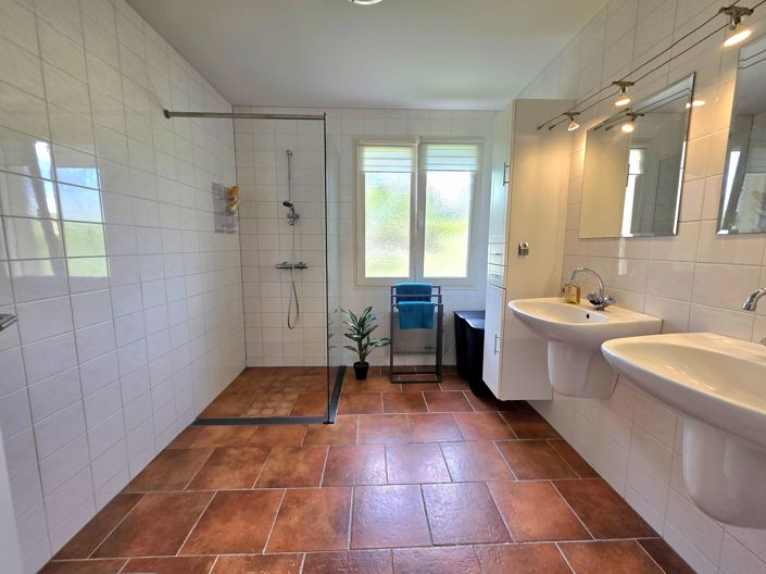 Image No.12-6 Bed House for sale