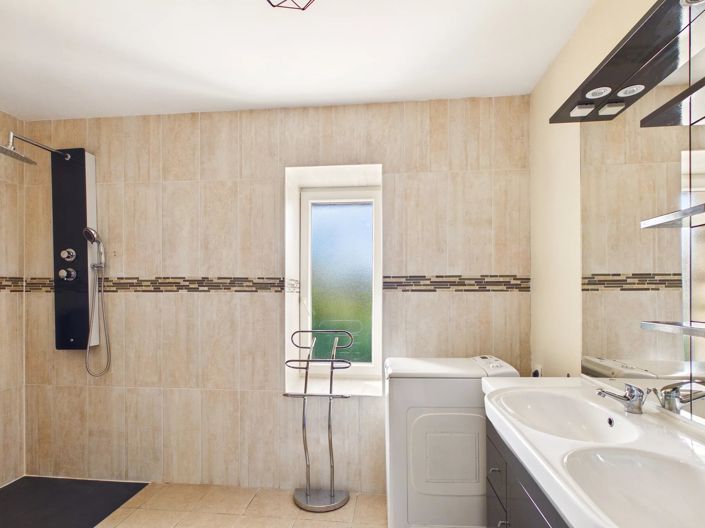 Image No.8-7 Bed House for sale