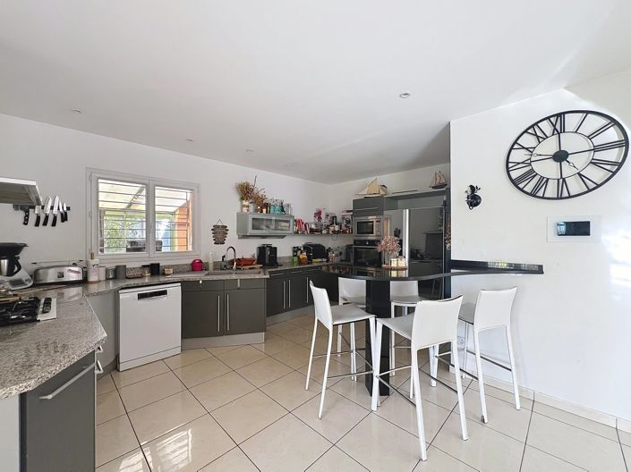 Image No.7-7 Bed House for sale