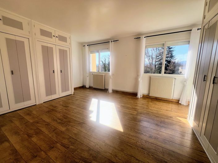 Image No.10-5 Bed House for sale