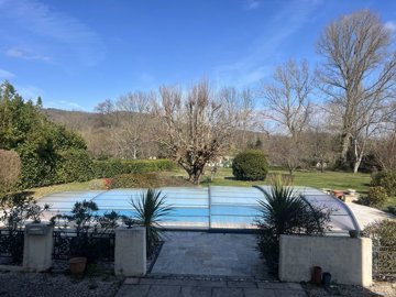 e6c0fe22d5c0e8b5293240f9791f5b85b97a69d279403