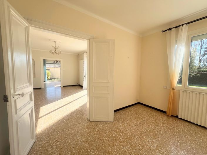 Image No.8-5 Bed House for sale