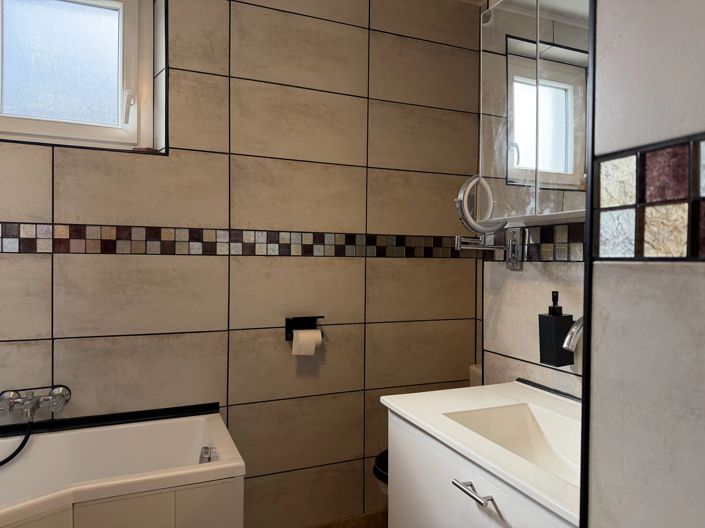 Image No.9-5 Bed House for sale