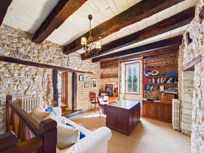 Image No.5-8 Bed House for sale