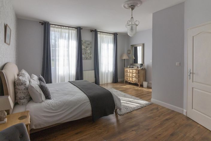 Image No.8-8 Bed House for sale