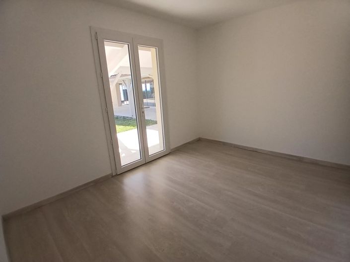 Image No.8-5 Bed House for sale