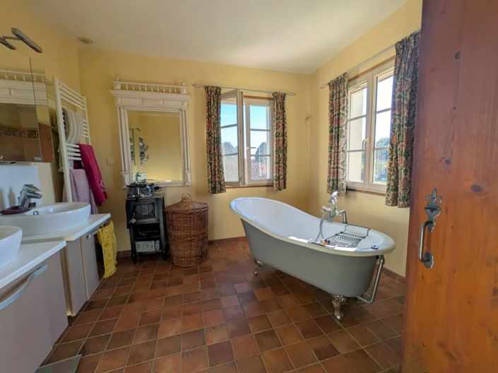 Image No.11-7 Bed House for sale