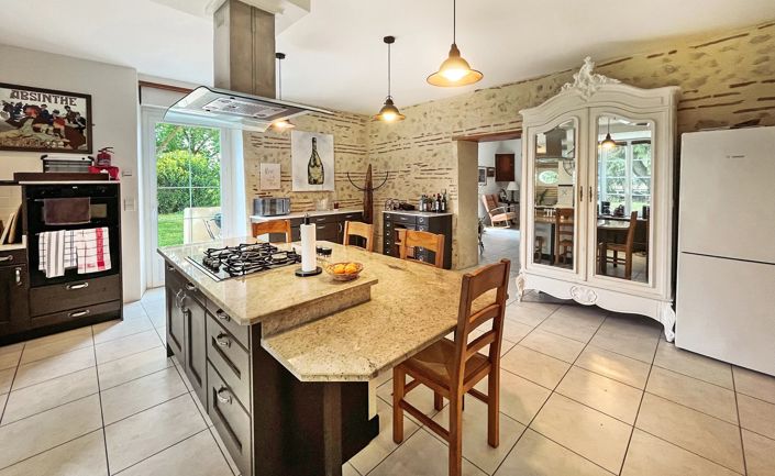 Image No.4-10 Bed House for sale