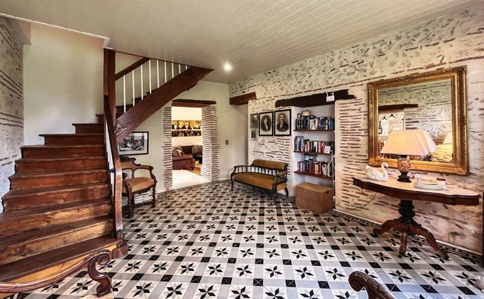 Image No.6-10 Bed House for sale