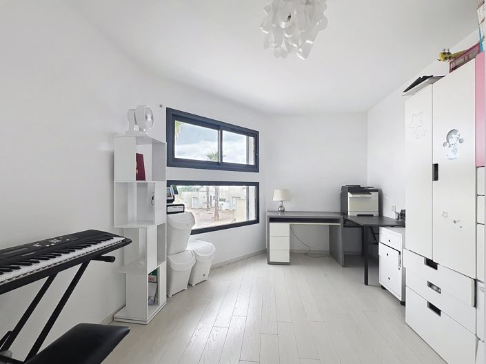 Image No.15-4 Bed House for sale