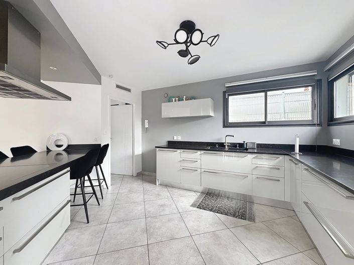 Image No.4-4 Bed House for sale