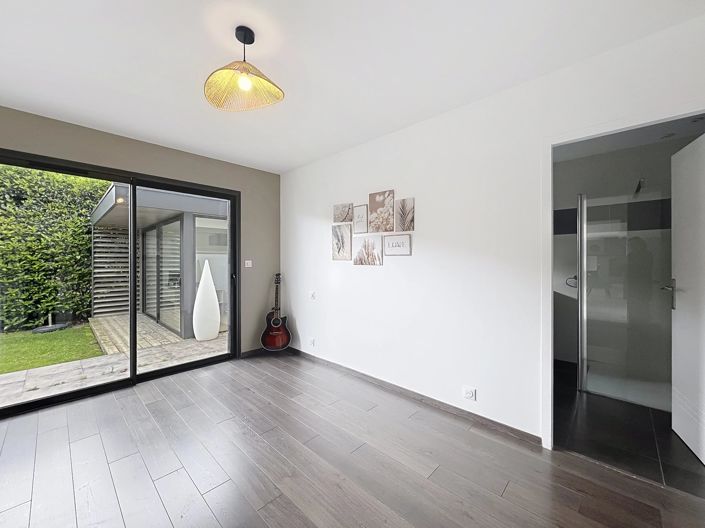 Image No.8-4 Bed House for sale