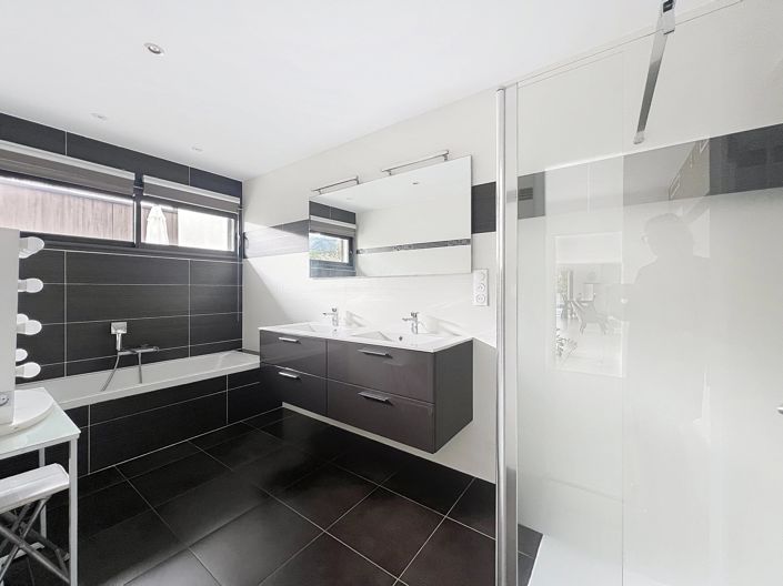 Image No.9-4 Bed House for sale